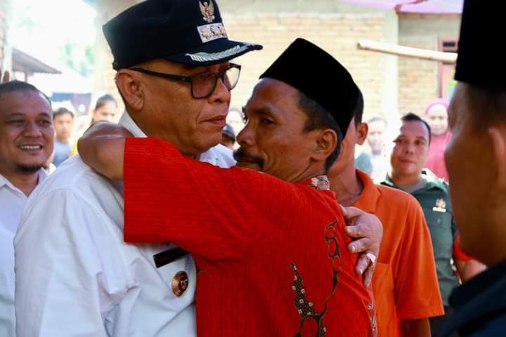 Bupati Madina Sukhairi Nasution Berikan Bantuan Kepada Korban Kebakaran di Sihepeng dan Padang Laru
