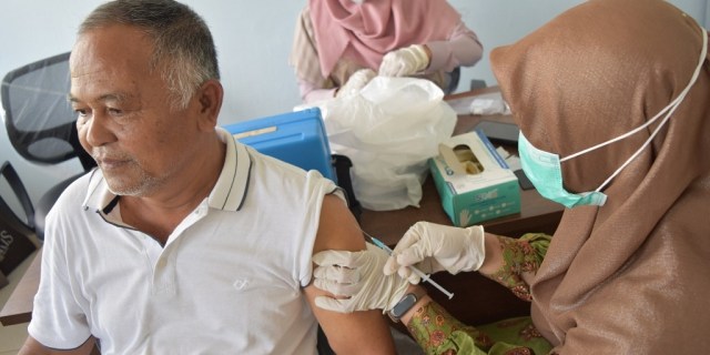 Sebanyak 28 orang calon jemaah haji Kota Solok diberikan vaksin meningitis
