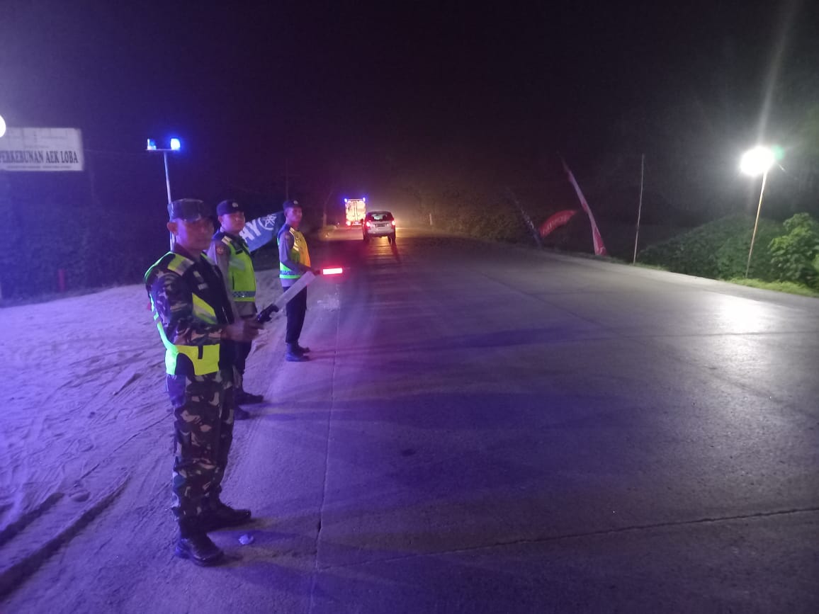 Sinergitas Tanpa Batas, TNI-Polri Pengamanan Arus Balik Pasca Liburan Lebaran 1444 H di Pos Yan II Simpang Empat