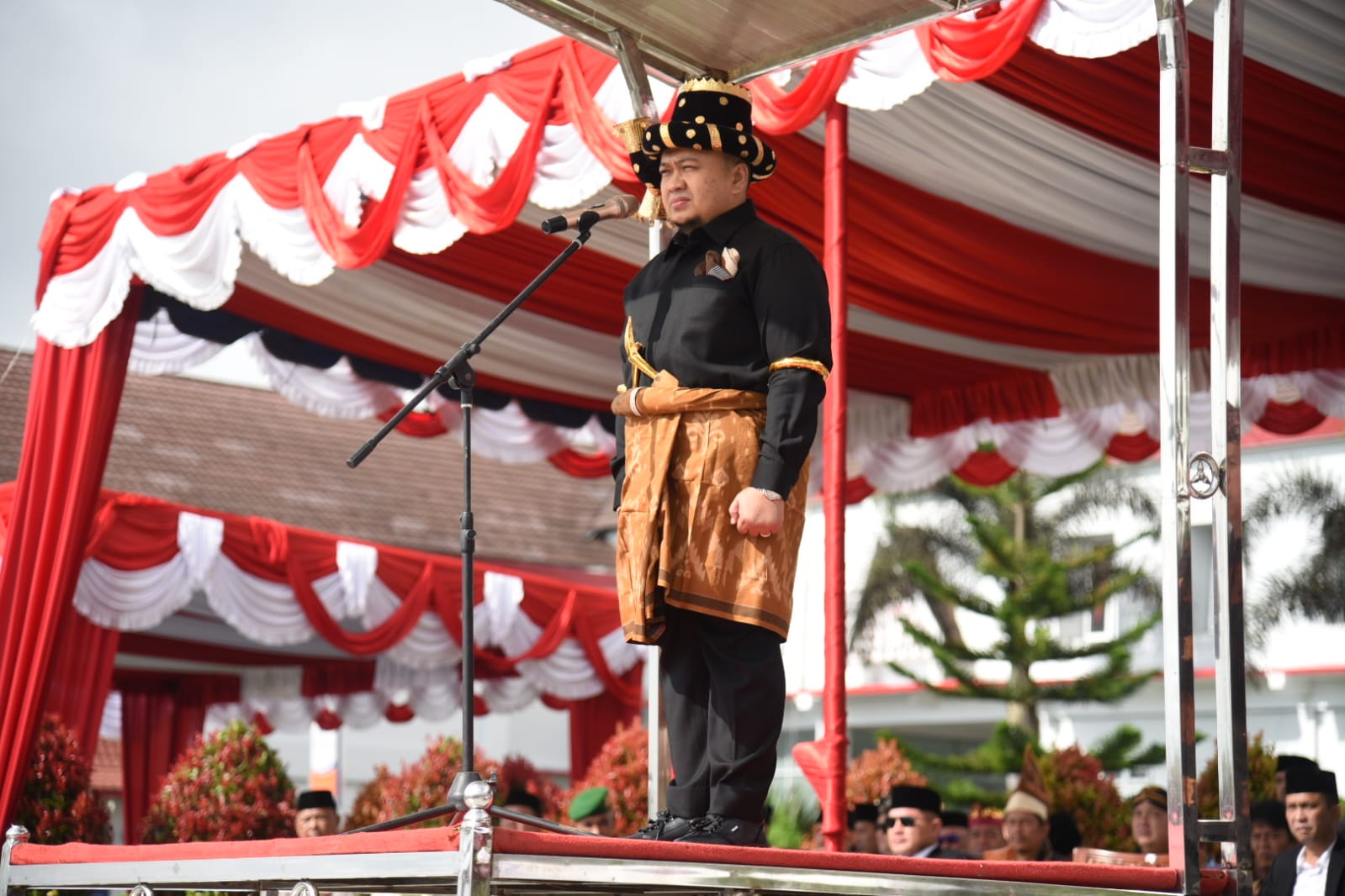 Spesial Hardiknas 2023 di Pemkab Tapsel, Bupati Dolly Pasaribu Pakai Baju Adat Batak Angkola Pimpin Upacara