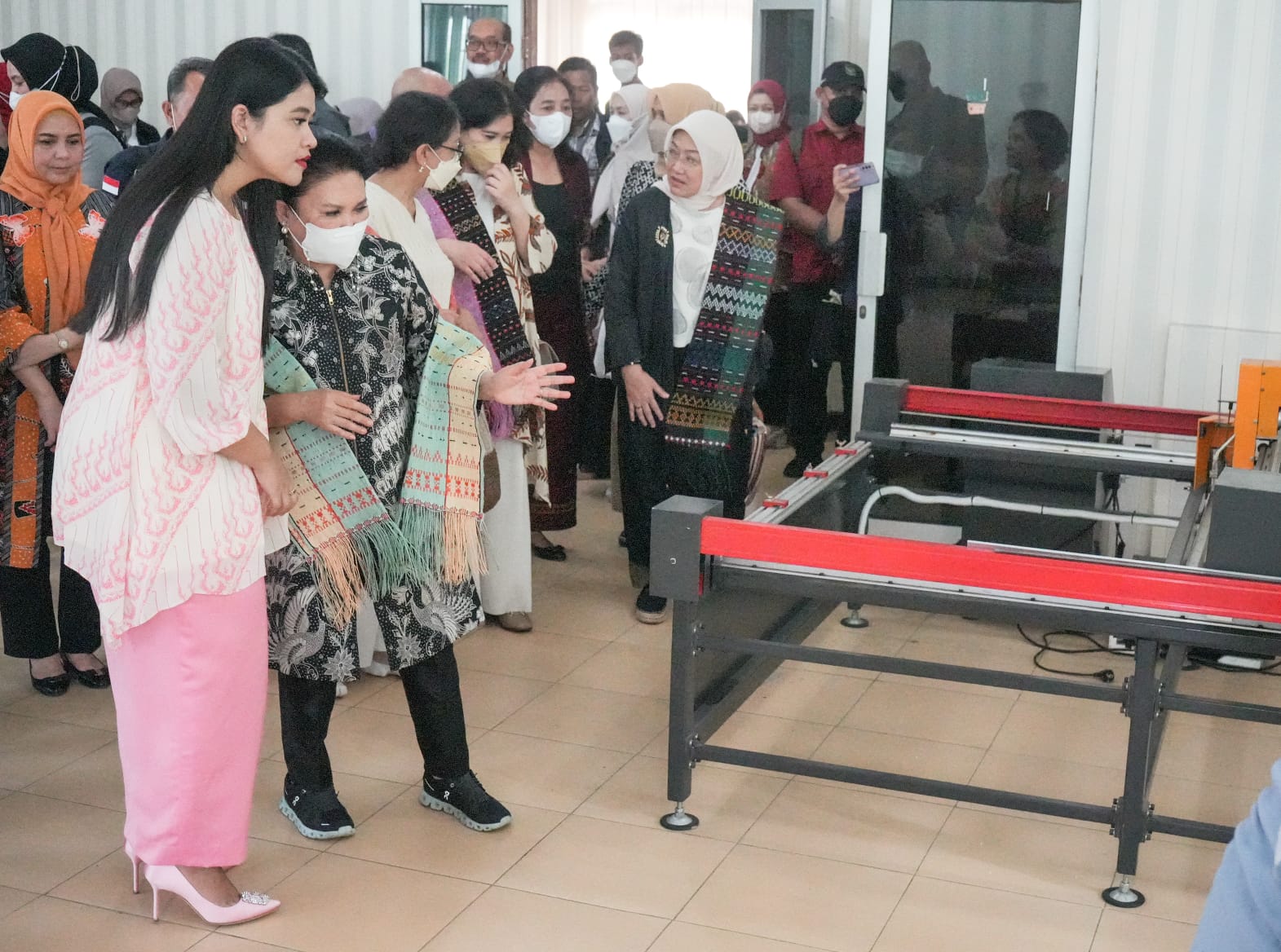 Kahiyang Ayu dan Pengurus Dekranas Tinjau Pelatihan Tenun Dekranasda Medan