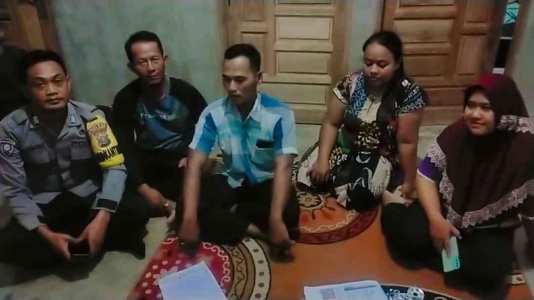 Bhabinkamtibmas Polsek Kota Kisaran Melakukan Problem Solving Utang Piutang Di Desa Binaan