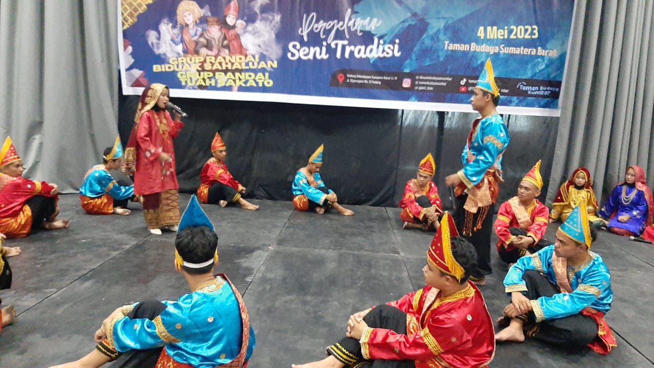 Grup Randai Tuah Sakato Talago Gunung Barangin Sawahlunto Unjuk Kebolehan di Taman Budaya Sumbar