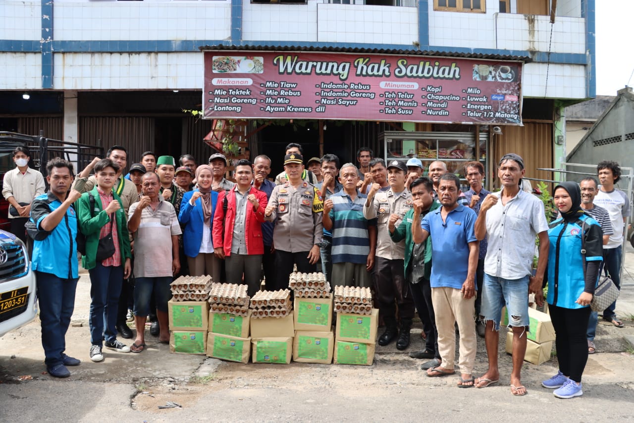 Hari Buruh Sinergitas Polri Bersama Mahasiswa, FSPTI - KSPSI dan Pers Salurkan Bansos Kepada Buruh di kota Padangsidimpuan