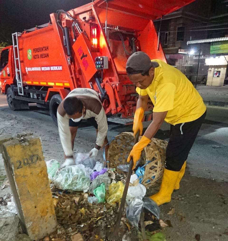 Wujudkan Medan Bersih, Kec. Medan Deli Lakukan Pengangkutan Sampah Dari Pagi Hingga Malam Hari