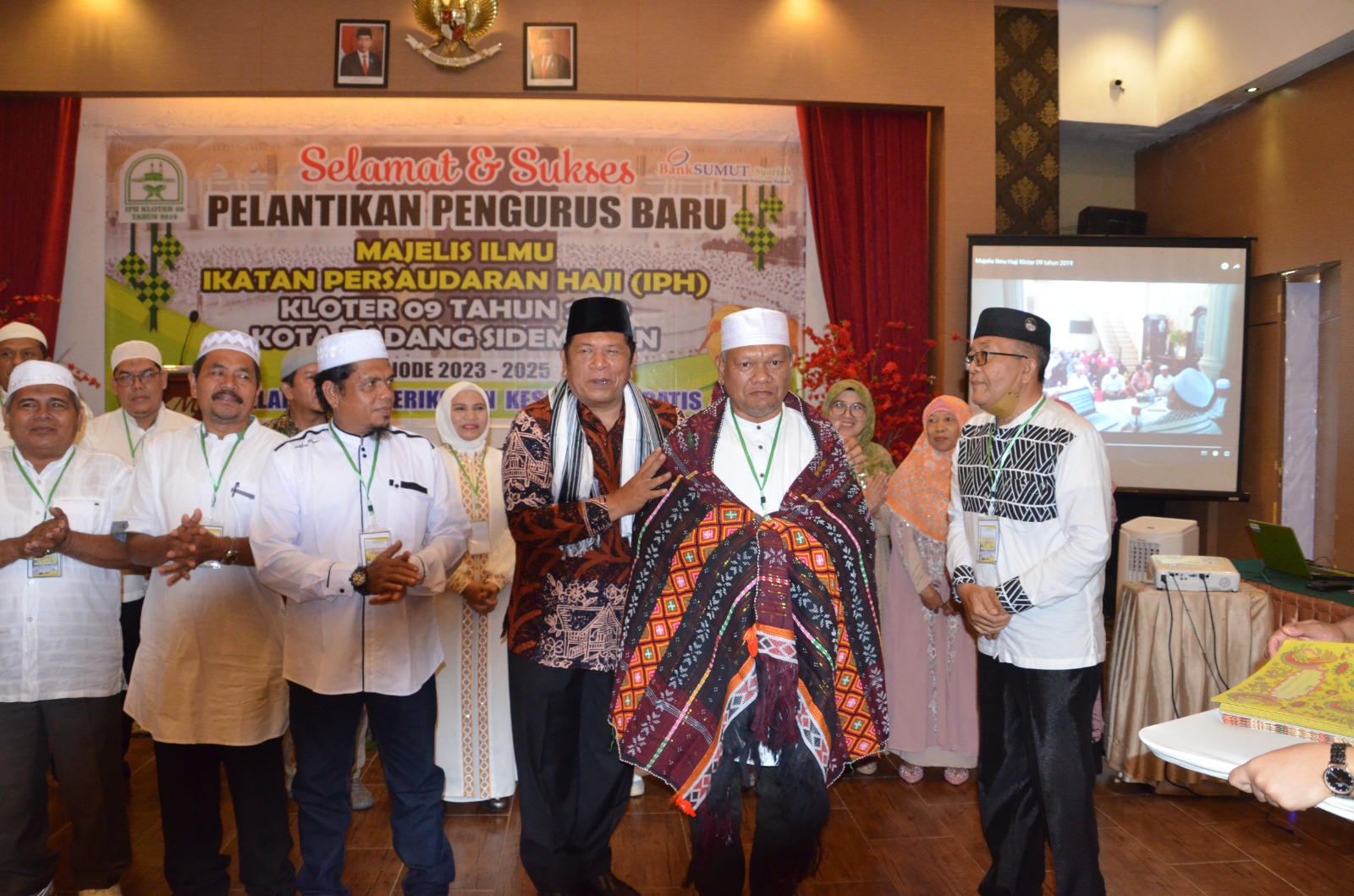 Walikota Irsan Efendi Nasution Ulosi Wali majelis Ilmu Terpilih tahun 2023-2024