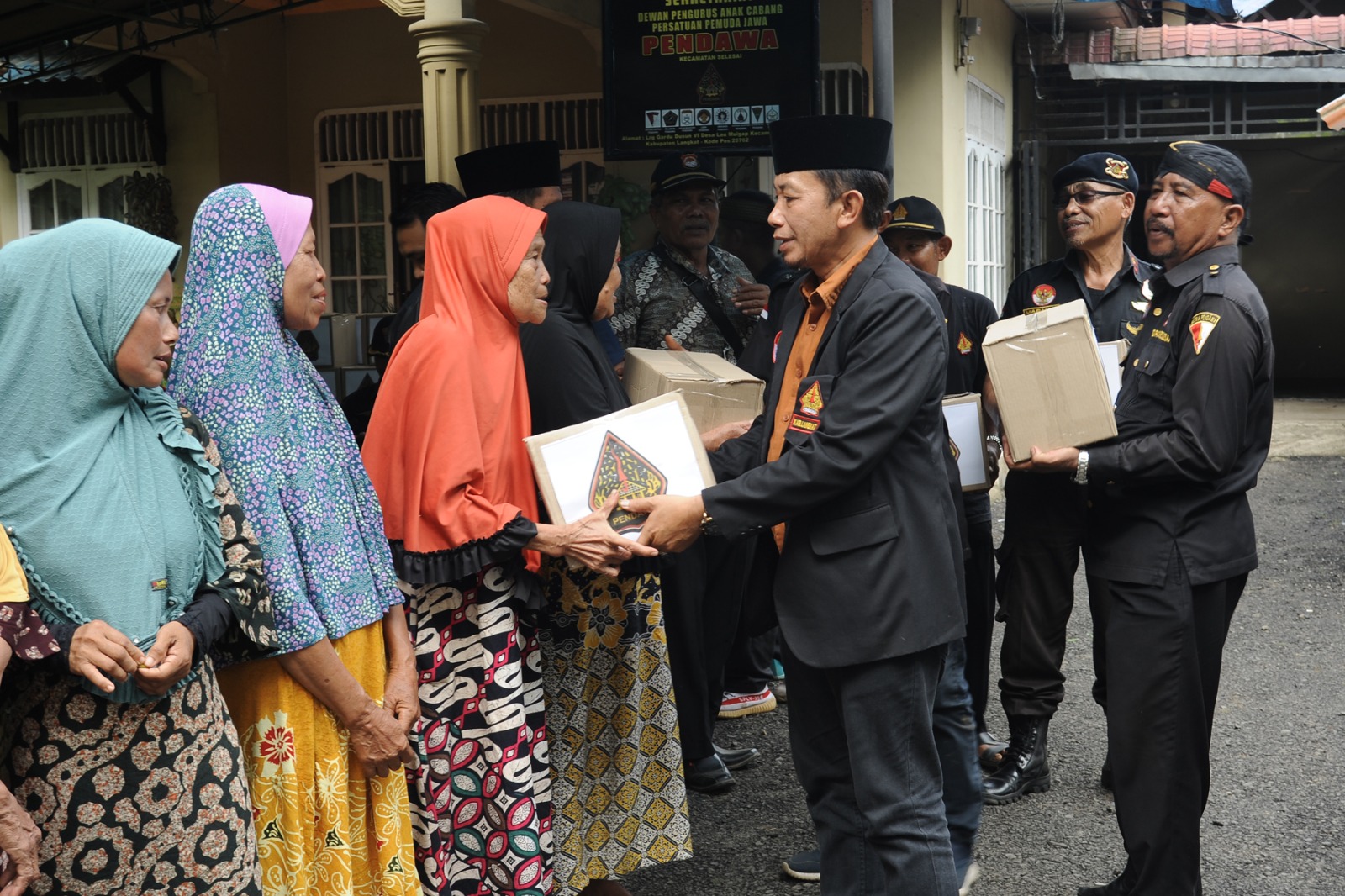 KELUARGA BESAR LANGKAT HULU BERIKAN BANTUAN SEMBAKO & HALAL BI HALAL