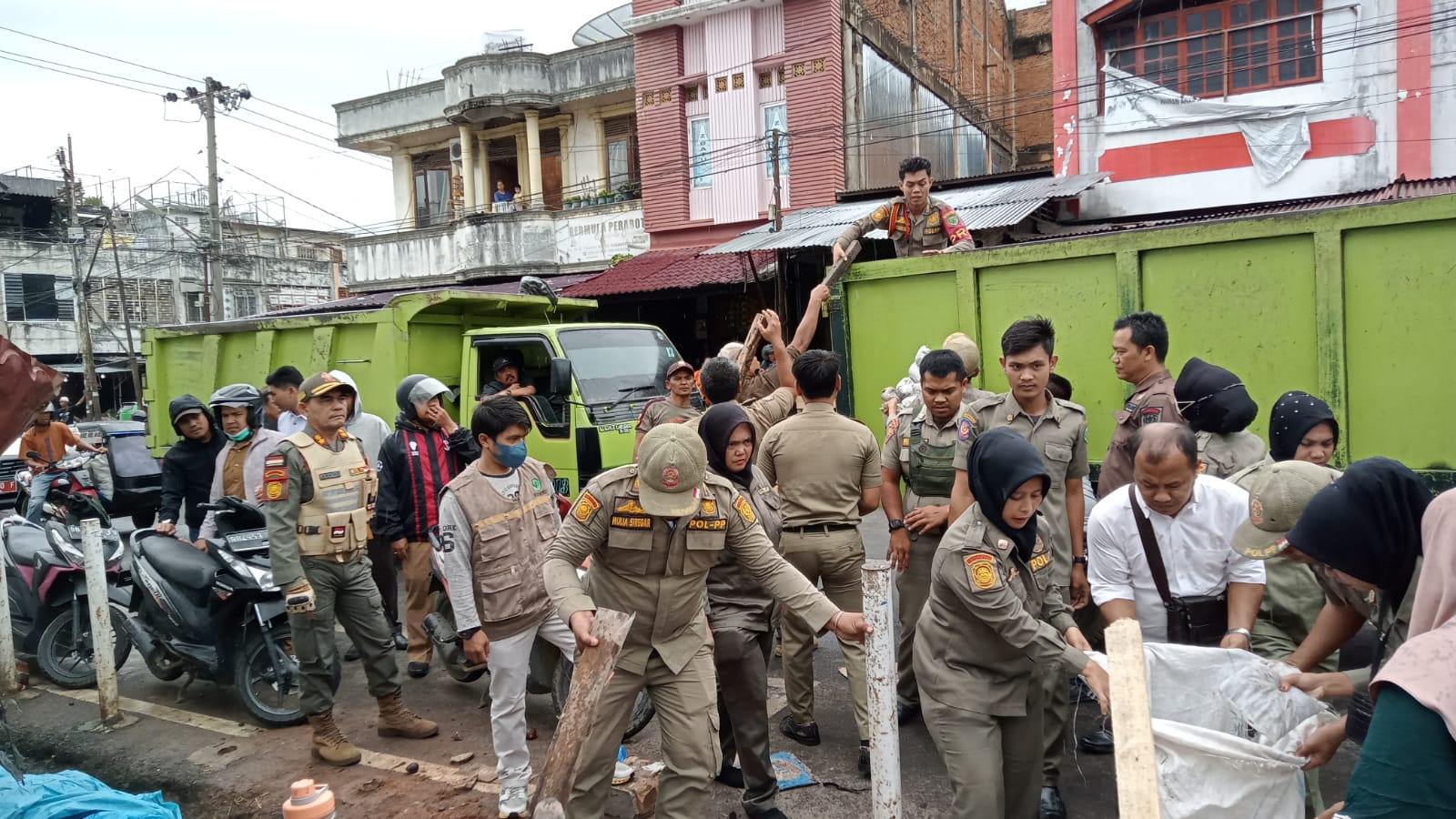 TIM TERPADU PEMKO PADANG SIDEMPUAN LAKUKAN AKSI PENERTIBAN PKL JALAN THAMRIN