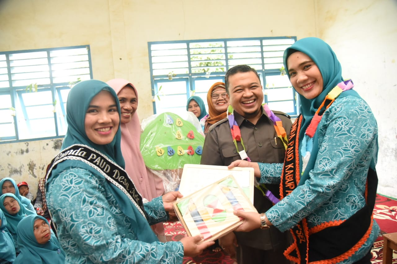Kunjungi Dua PAUD di Tapsel, Bupati Dolly Pasaribu dan Bunda PAUD Kompak Berikan Bantuan