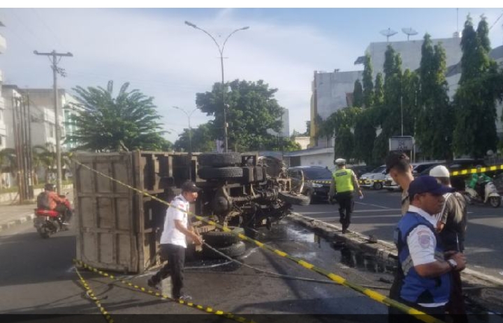 Diduga Sopir Ngantuk Truk Bermuatan Batu Terbalik di Jln SM Raja.