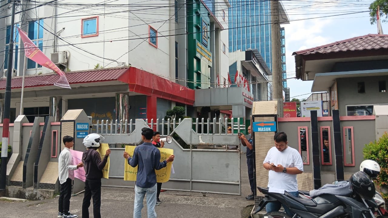 Mahasiswa Demo Kanwil Kemenkum HAM Sumut, Usut Tuntas Dugaan Korupsi Rumah Dinas Negara Rp 7,6 Milyar