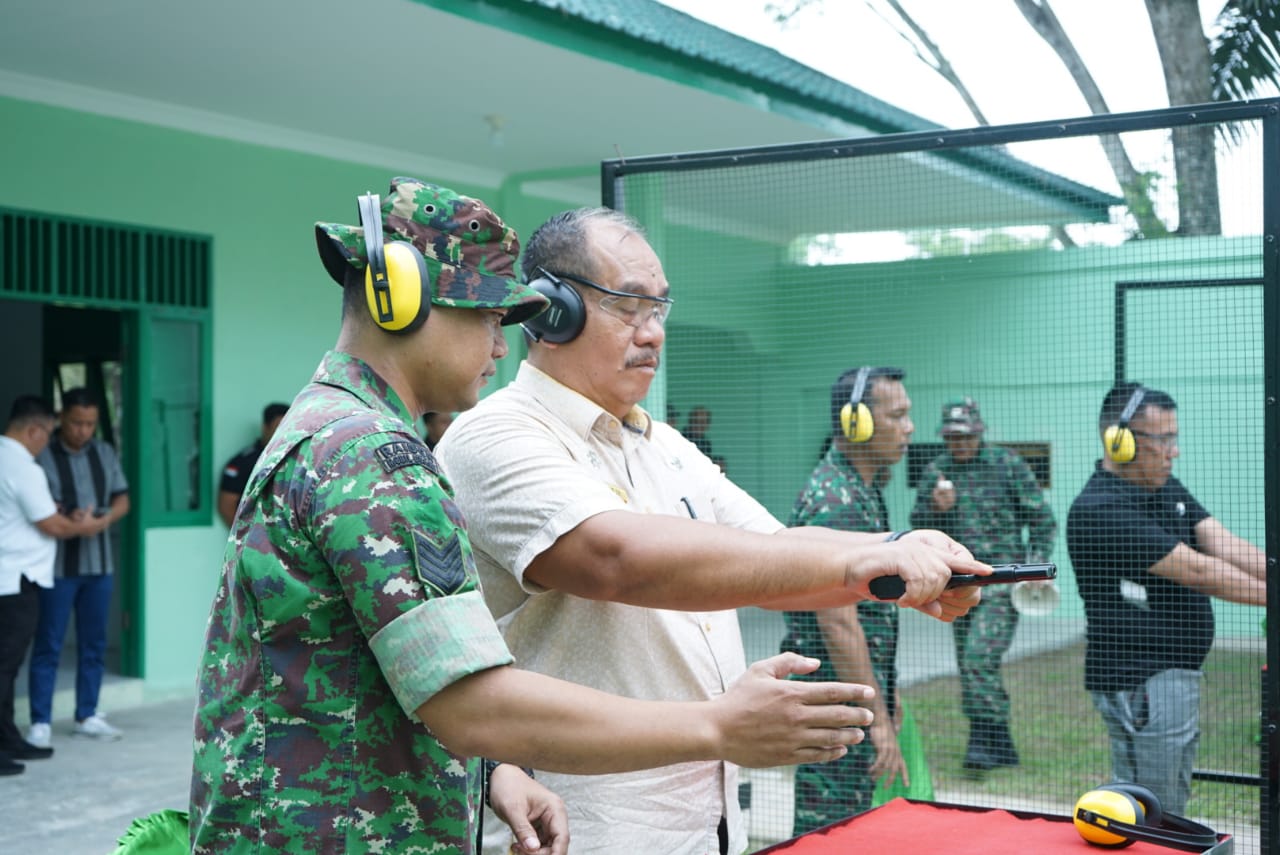 Wabup Asahan Ikuti latihan Menembak Di Makodim 0208/AS