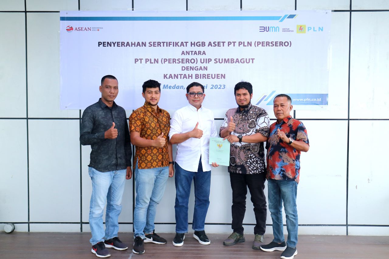 Kantah Bireun Serahkan Sertipikat GI Samalanga ke PLN UIP Sumbagut