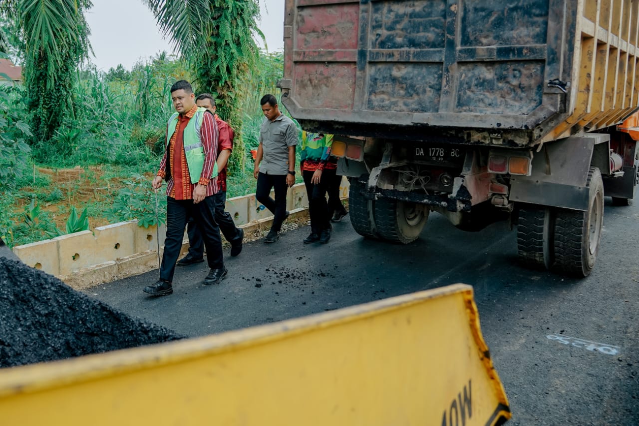 Temukan Pengaspalan Jalan Bunga Rampai III Dilakukan Asal-asalan, Bobby Nasution Minta Dikorek & Diaspal Ulang