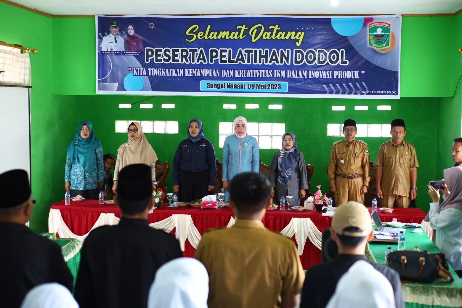 Ketua Dekranasda Kabupaten Solok Ny. Amiko Epyardi Asda membuka pelatihan pembuatan dodol