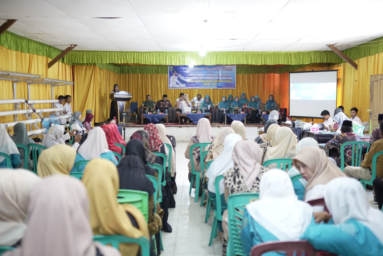 Ketua TP-PKK Kabupaten Solok Ny.Emiko Epyardi Asda membuka Pendidikan Politik dan Sosialisasi tahapan Pemilu