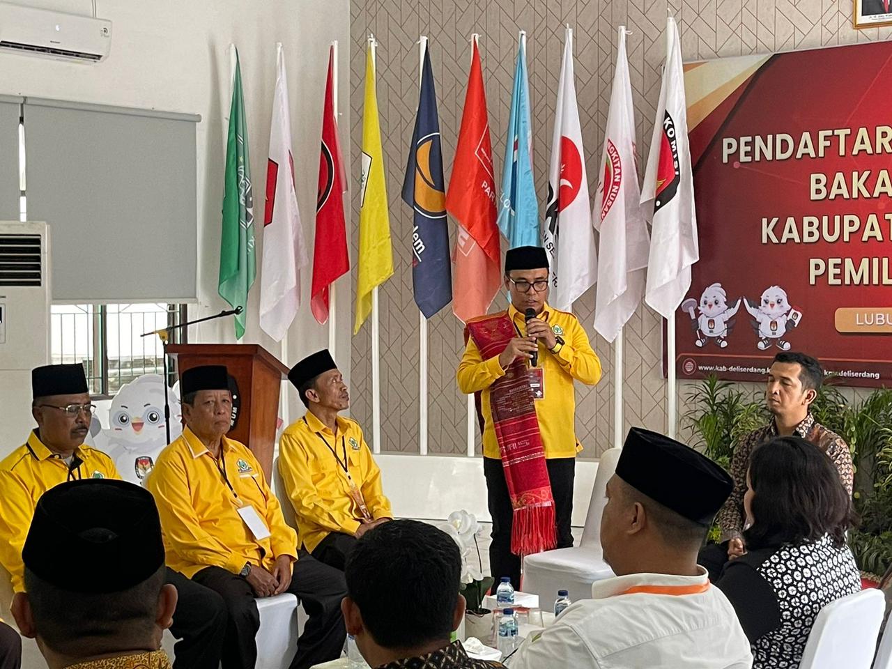 Hamdani Serahkan Berkas Bacaleg ke KPU Naik Vespa dan Becak