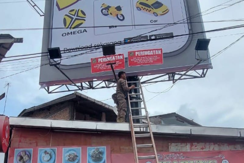 Bapenda Medan Tegas Bongkar Reklame Liar