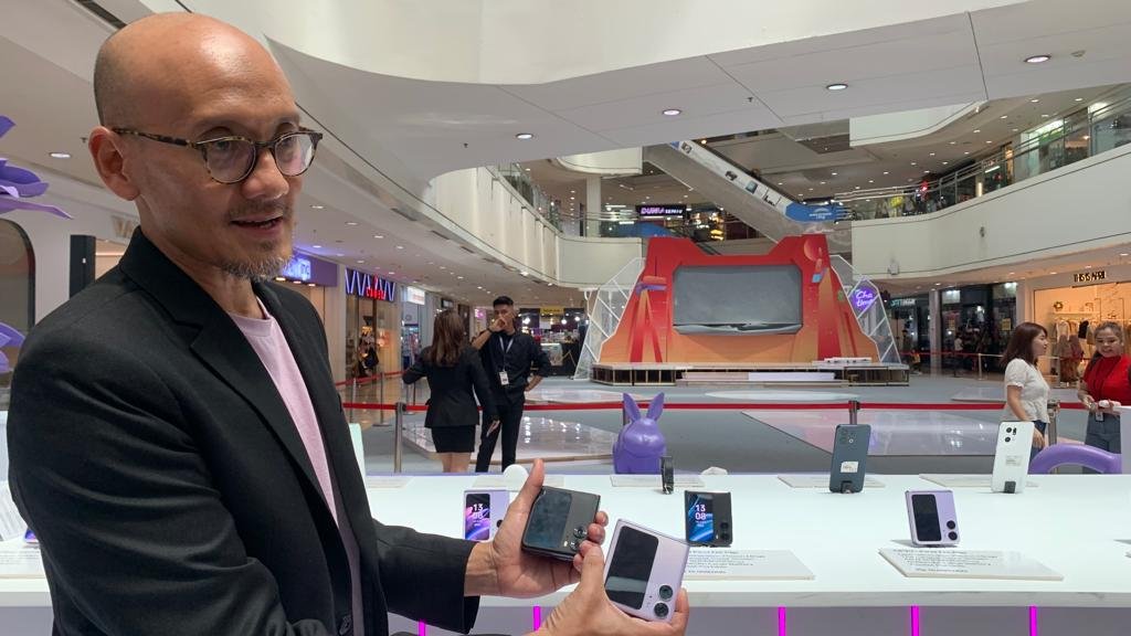 Hp Lipat OPPO Find N2 Flip Resmi Dipamerkan di OPPO Experience Store Plaza Medan Fair