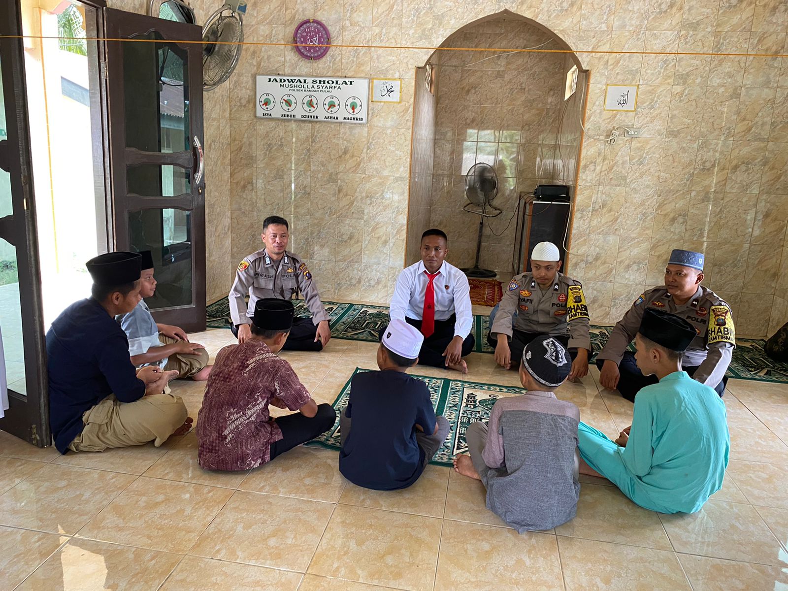 Melalui Program JEMARI SI POPE, Polsek Bandar Pulau Berikan Santuan Kepada Anak Yatim Piatu