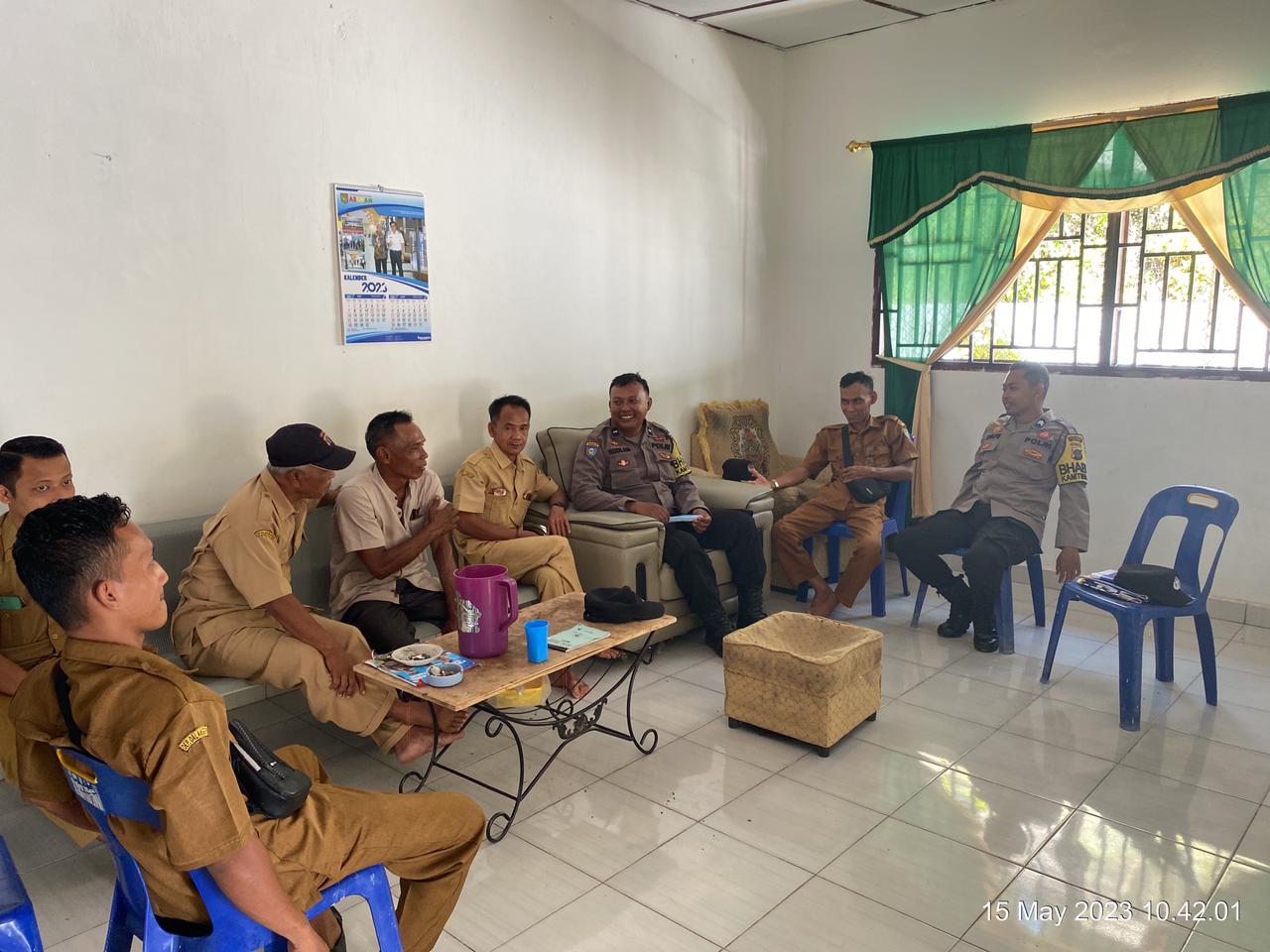 Personel Polsek Bandar Pulau Door to door system di Desa Mekarmarjanji