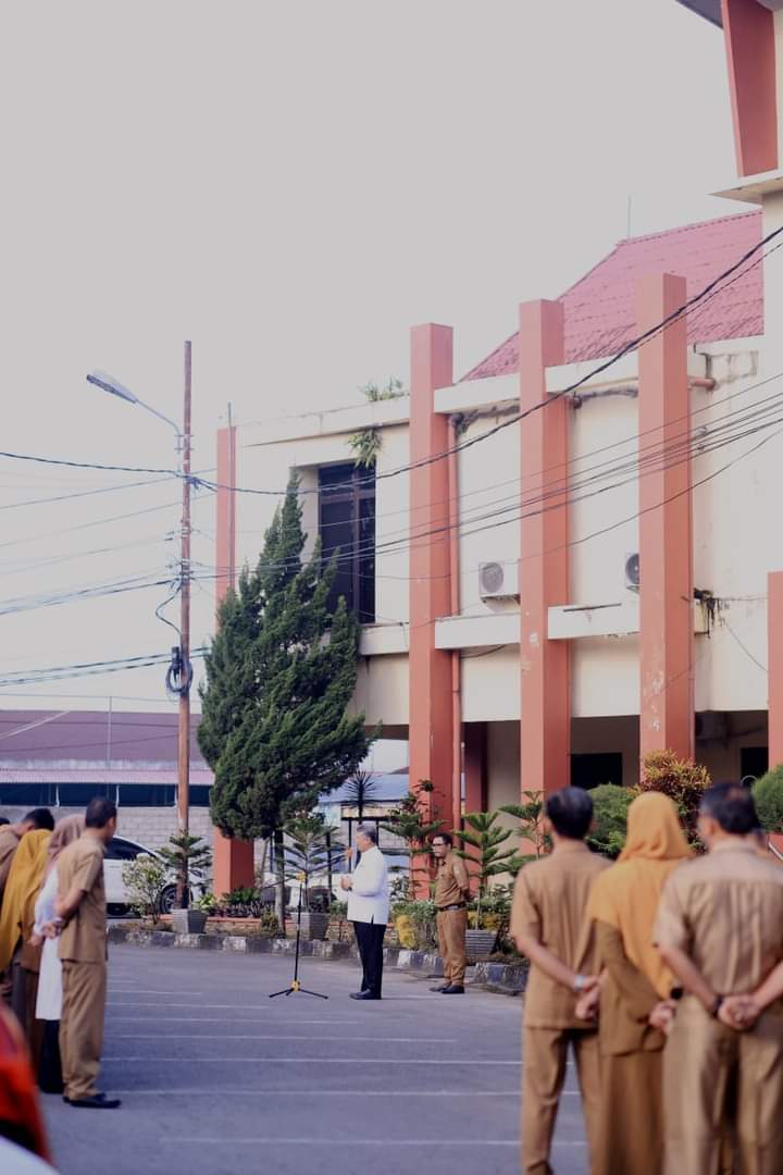 Wali Kota Solok, Zul Elfian Umar memimpin apel pagi lingkup Pemerintah Kota Solok