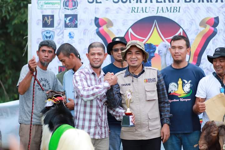 Wakil Wali Kota Solok Dr. H. Ramadhani Kirana Putra, SE, MM, secara resmi menutup silaturahmi penggiat kambing seni se-Sumatera Barat