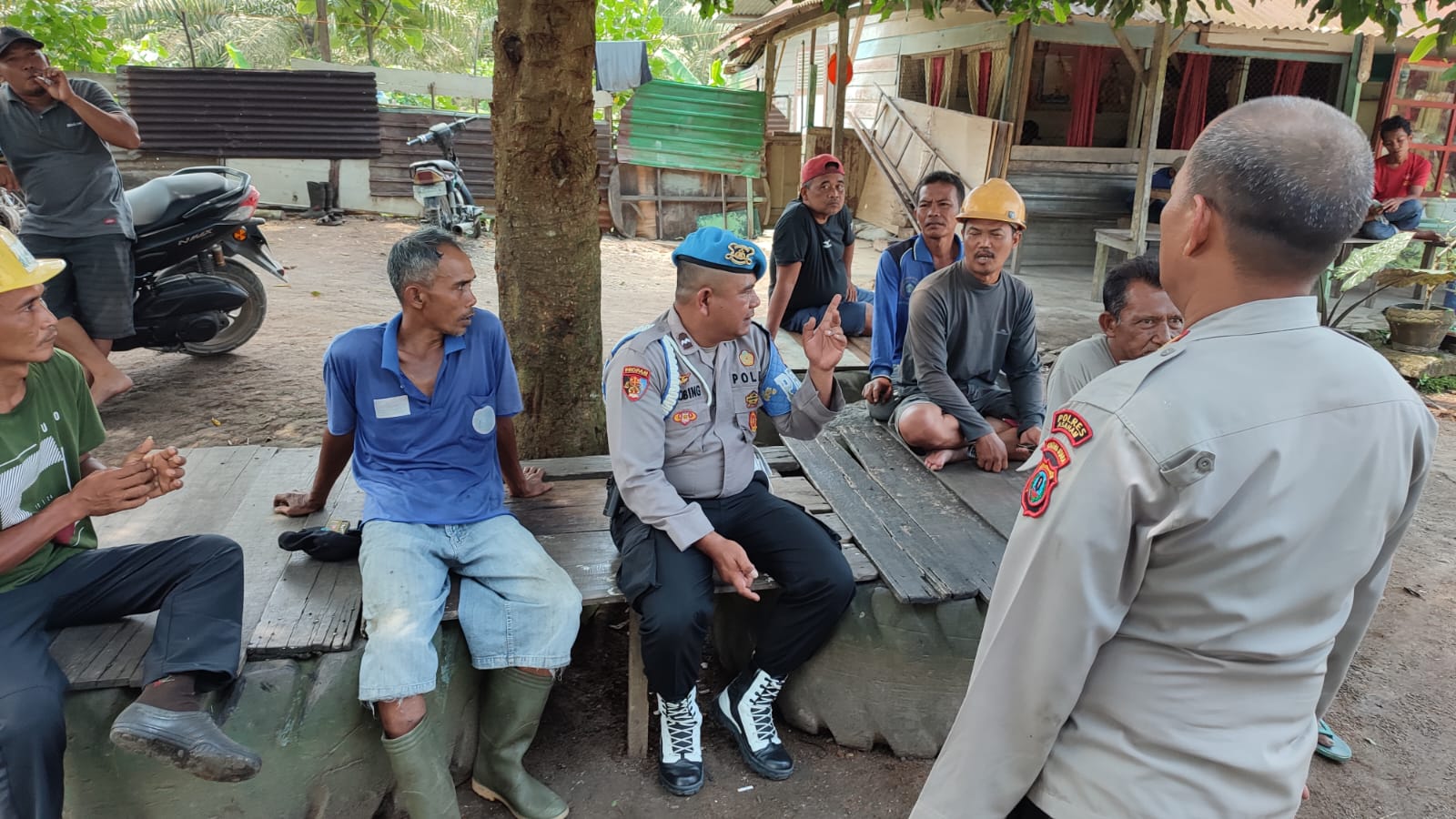Kapolsek Prapat Janji Jumat Curat Dengan komunitas Buruh Bongkar Muat