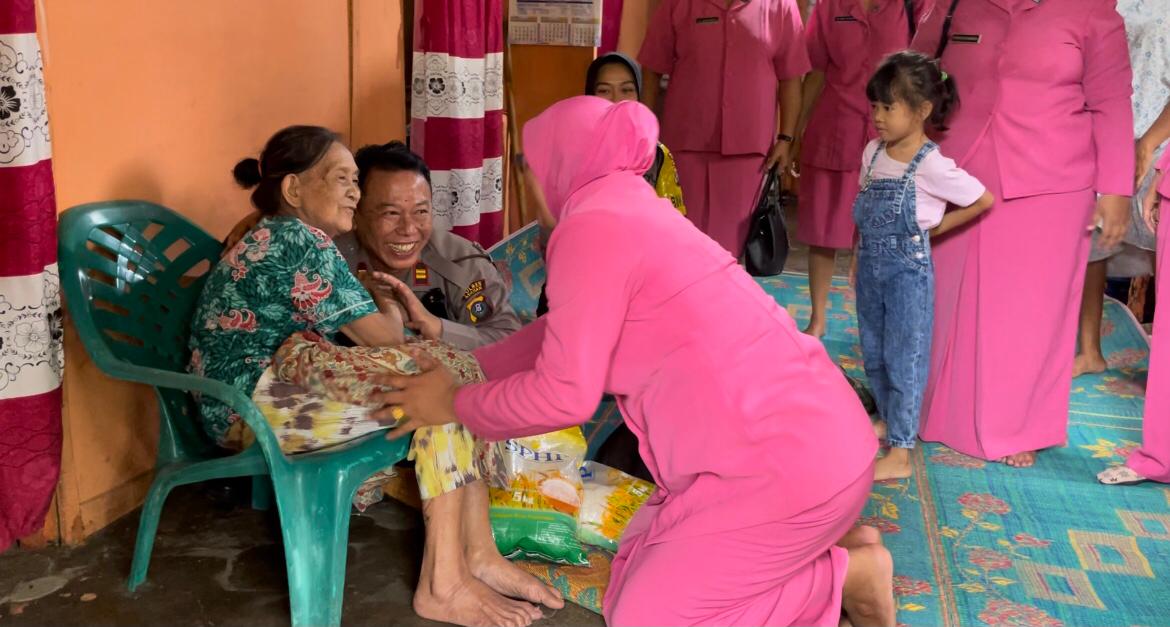 Melalui Program Berkah, Kapolsek Bersama Bhayangkari Polsek Kota Kisaran Berikan Bantuan Kepada Janda Purnawirawan Polri