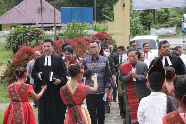 Ikuti Pesta Pembangunan di Resort HKBP Lumbanjulu, Bupati Toba Ingatkan Pentingnya Pembangunan Manusia.