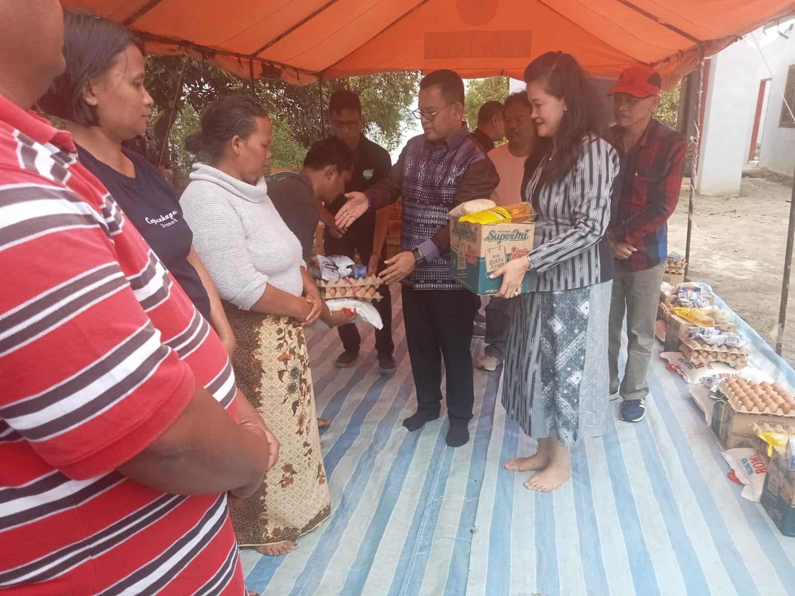Bupati Toba Kunjungi Warga Korban Angin Puting Beliung, Sekaligus Menyerahkan Bantuan