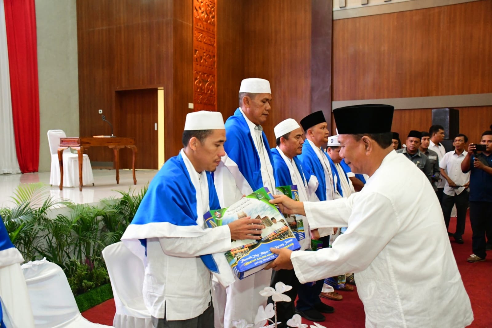 Bupati Tepung Tawari 750 Jemaah Calon Haji Deli Serdang