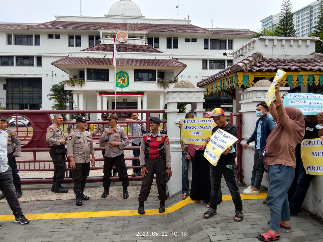 Warga Serbu Kantor Walikota Tuntut 