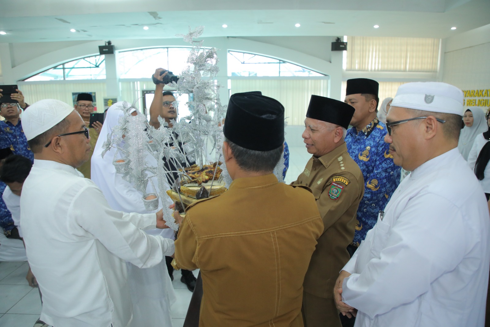 Bupati Asahan Upah-Upah 28 Jamaah Calon Haji Anggota Korpri Kabupaten Asahan