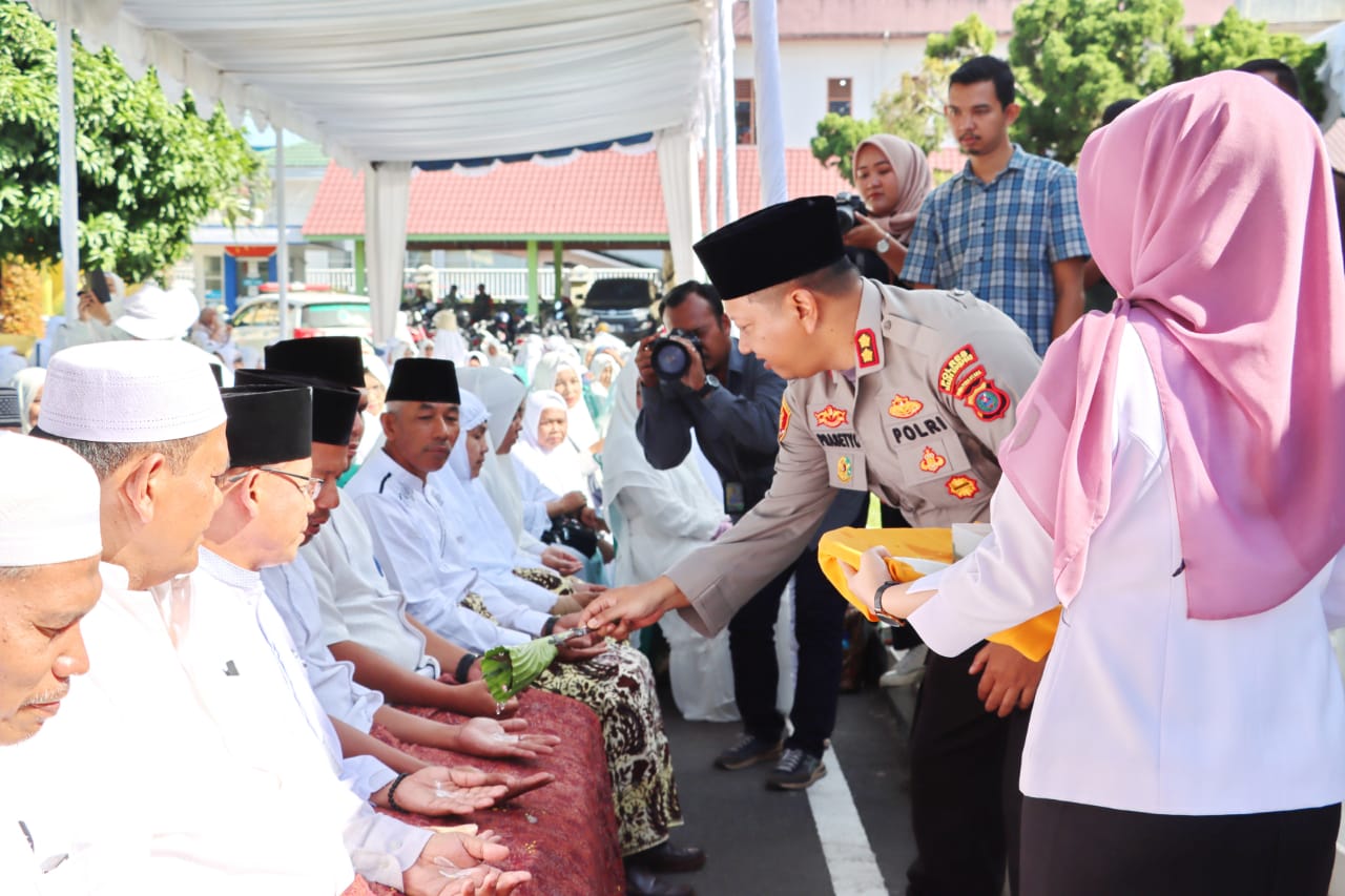 Kapolres Padangsidimpuan Hadiri Manasik Haji dan Tepung Tawar di Pendopo kantor Walikota.