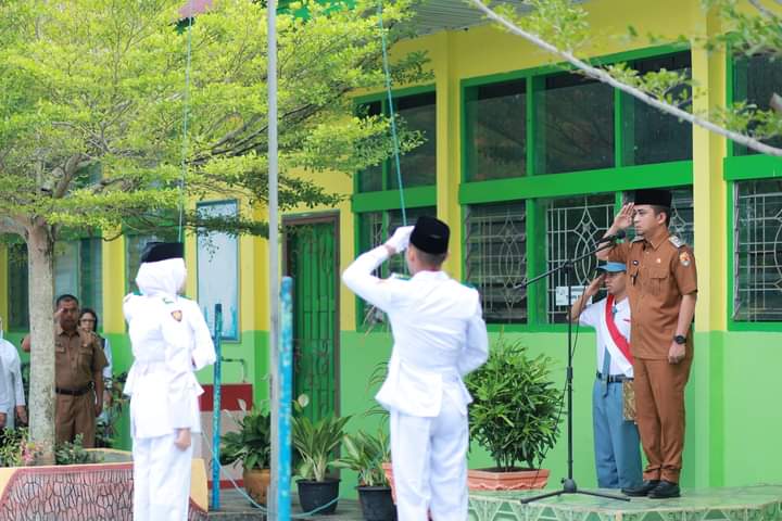 Wakil Walikota solok Ramadhani Kirana Putra menjadi pembina upacara di Madrasah Aliyah Negri (MAN)
