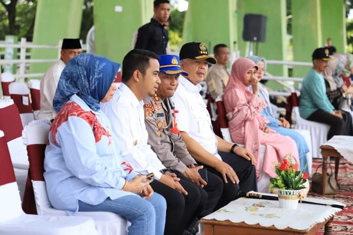 Wali Kota Solok, Zul Elfian Umar dan Wakil Wali Kota Solok, Ramadhani Kirana Putra menyaksikan Kirab Peserta Latsitardanus XLIII