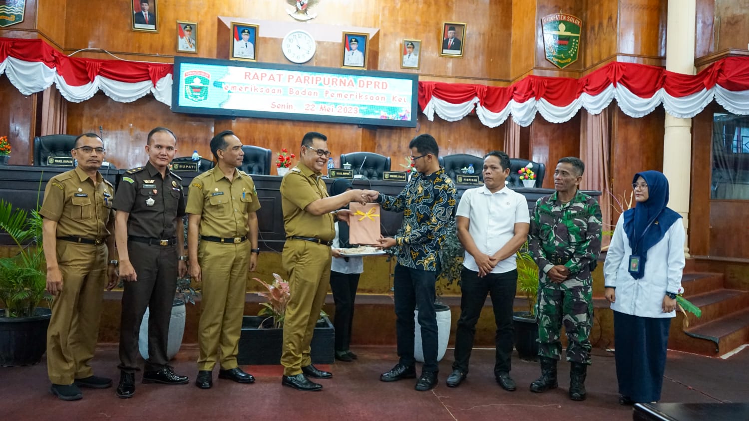 Bupati Solok Capt. H. Epyardi Asda Dt Sutan Majo Lelo, M. Mar, menyerahkan LHP-BPK terhadap LKPD Kab. Solok TA 2022