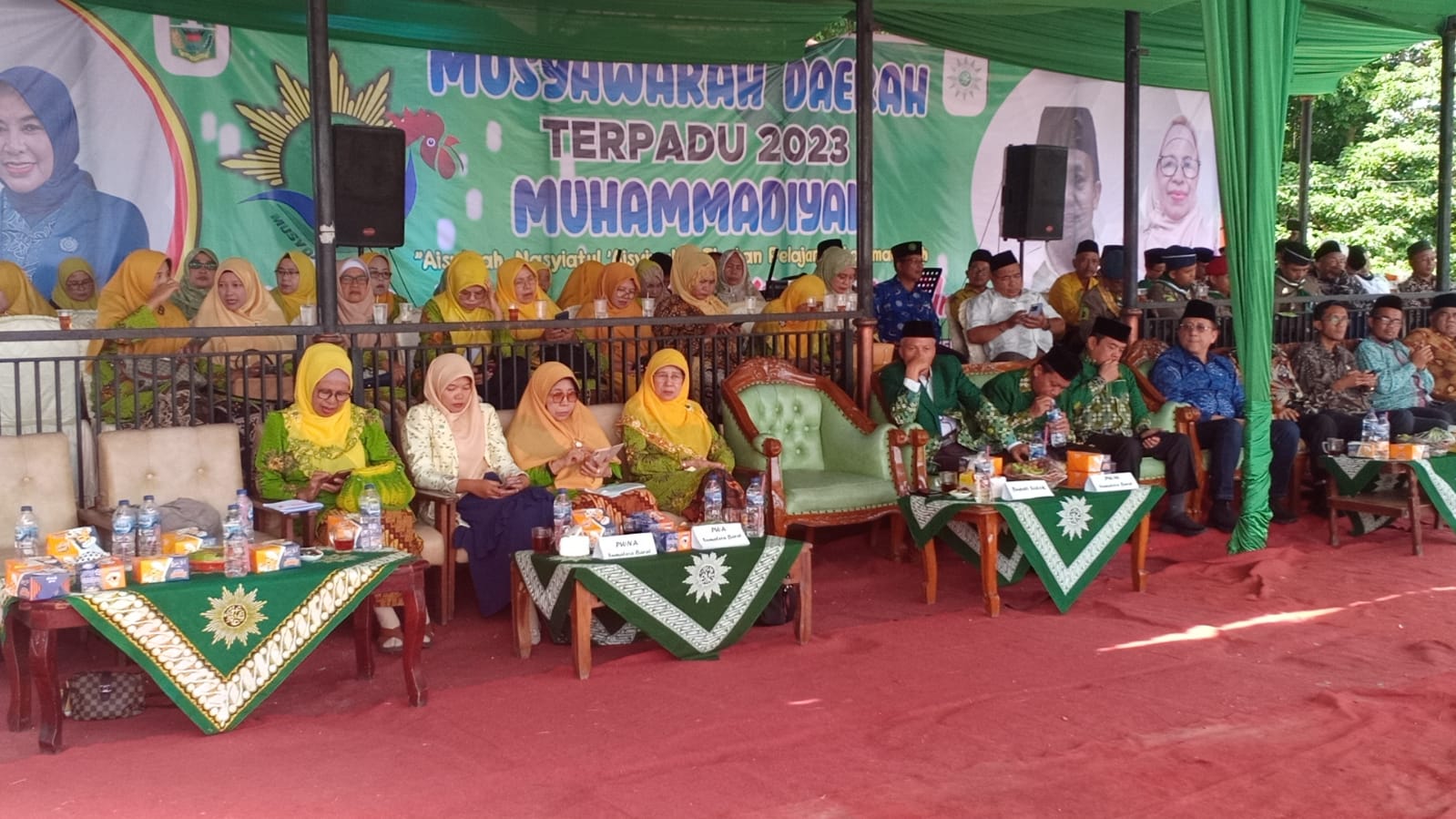 Bupati Solok Capt. H. Epyardi Asda Dt Sutan Majo Lelo, M.Mar., Menghadiri Wisuda Bersama MDTA