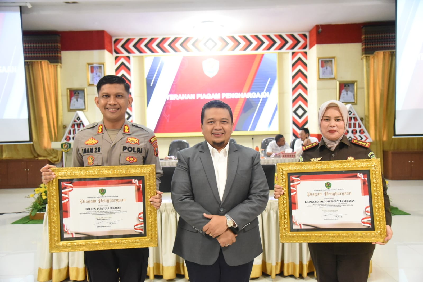 Sukses Pilkades Damai, Kapolres Tapsel dan Kejari Raih Penghargaan dari Bupati Dolly Pasaribu