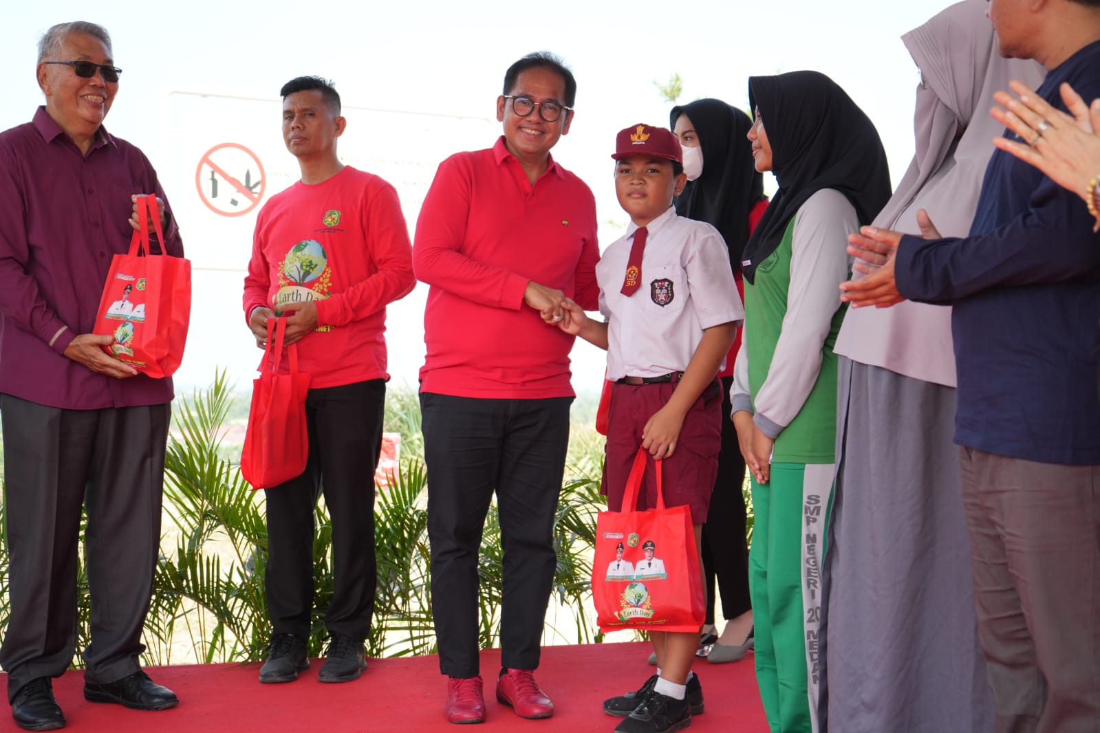 Penanaman Bibit Pohon & Penyemprotan Eco Enzyme Menjadi Tanda Peringatan Hari Bumi Tingkat Kota Medan