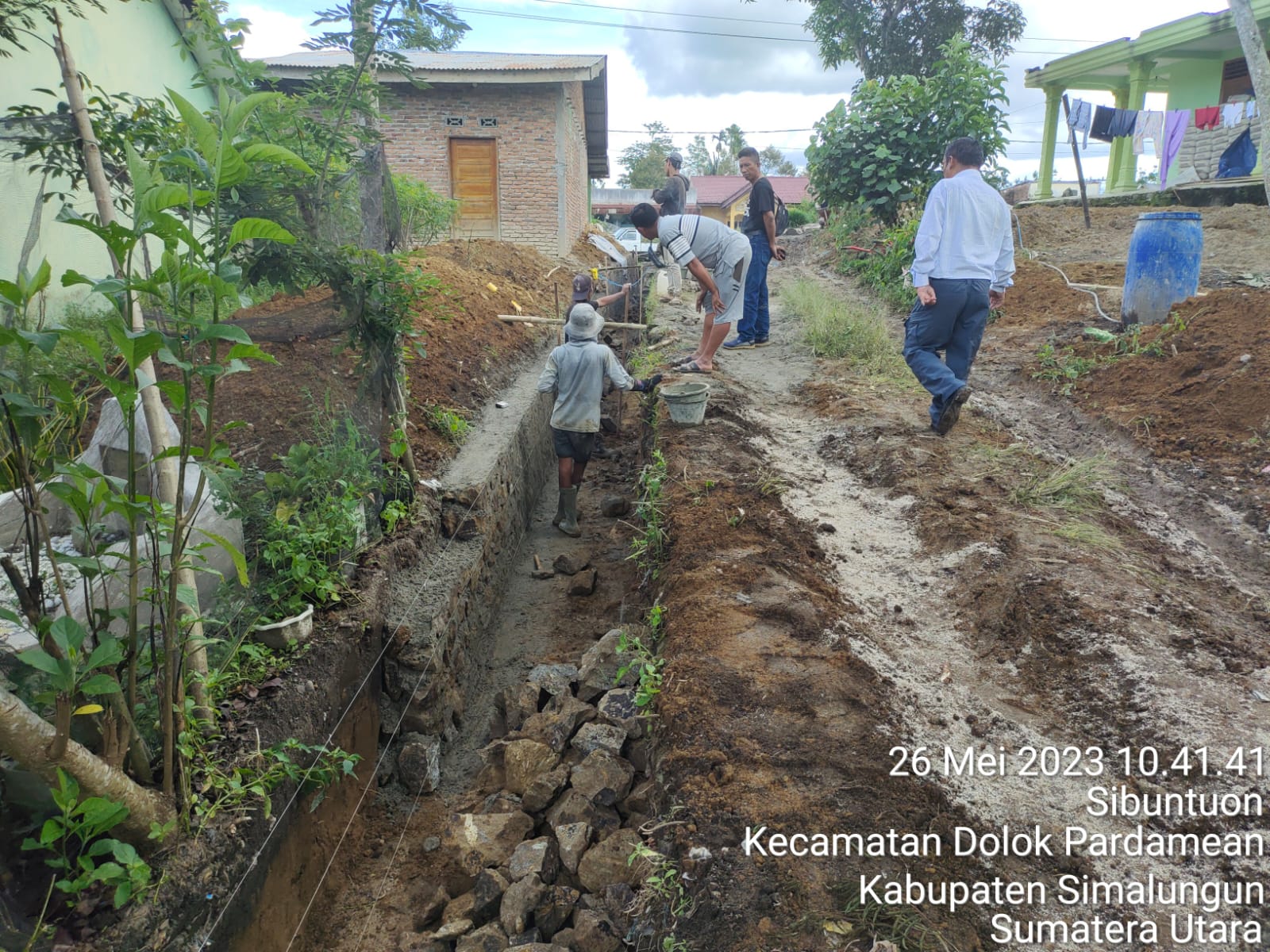 Aneh Dana DD Belum Cair, Proyek Pembangunan Parit sepanjang 226 meter di Sibuntuon Dikerjakan Dari Uang Pinjaman