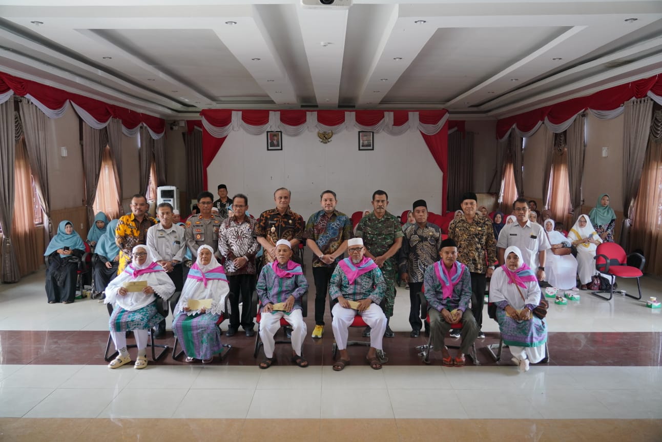 Bupati Pakpak Bharat Berangkatkan 6 Orang Jemaah Calon Haji Tahun 2023