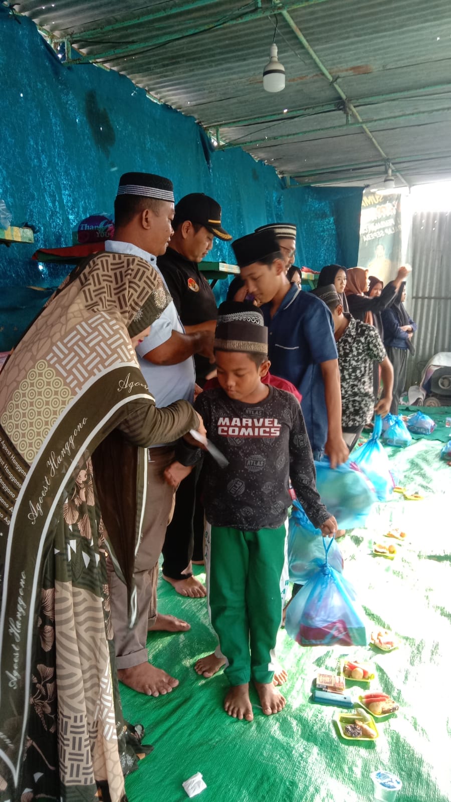 Pengurus Pasar Malam Pendawa Hamparan Perak Santuni Puluhan Anak Yatim Piatu