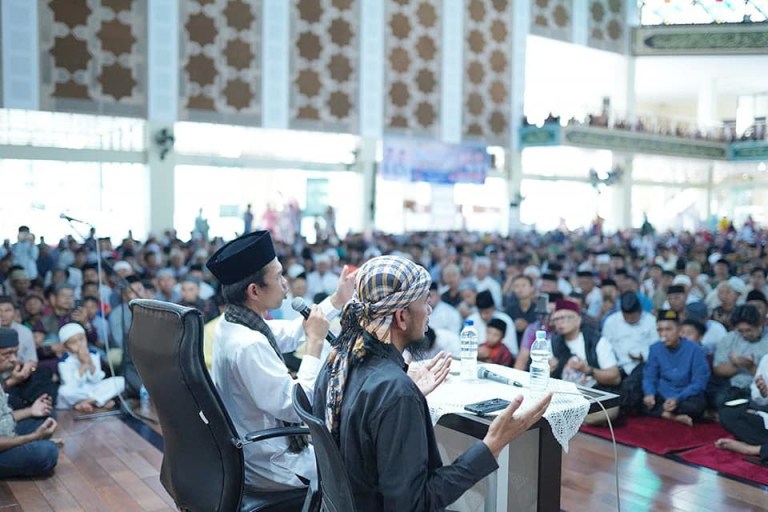 Masjid Agung Al Muhsinin di serbu ribuan warga Kota Solok Mengikuti Kajian Dhuha bersama UAS