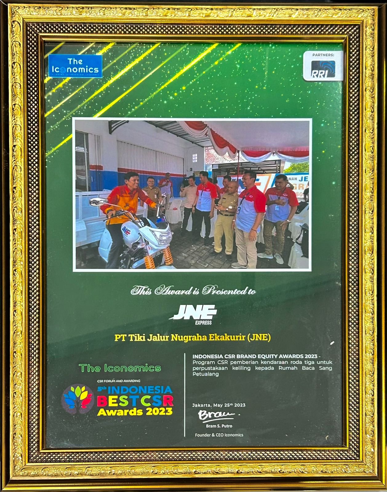JNE Raih Penghargaan 5Th Indonesia CSR Brand Equity Award 2023 Kategori Courier Service Sector Industry