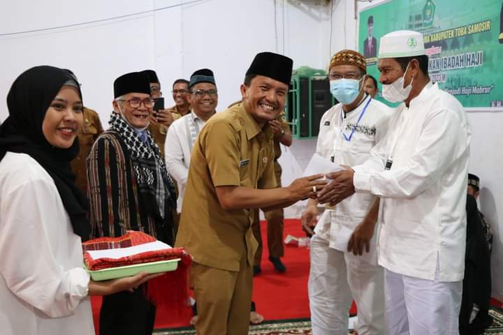 Wakil Bupati Toba Berangkatkan Jamaah Calon Haji