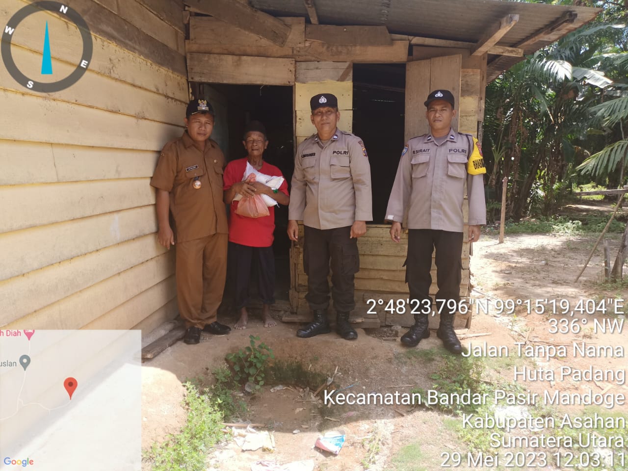 Kapolsek Beserta Personel Bandar Pasir Mandoge, Bersedekah