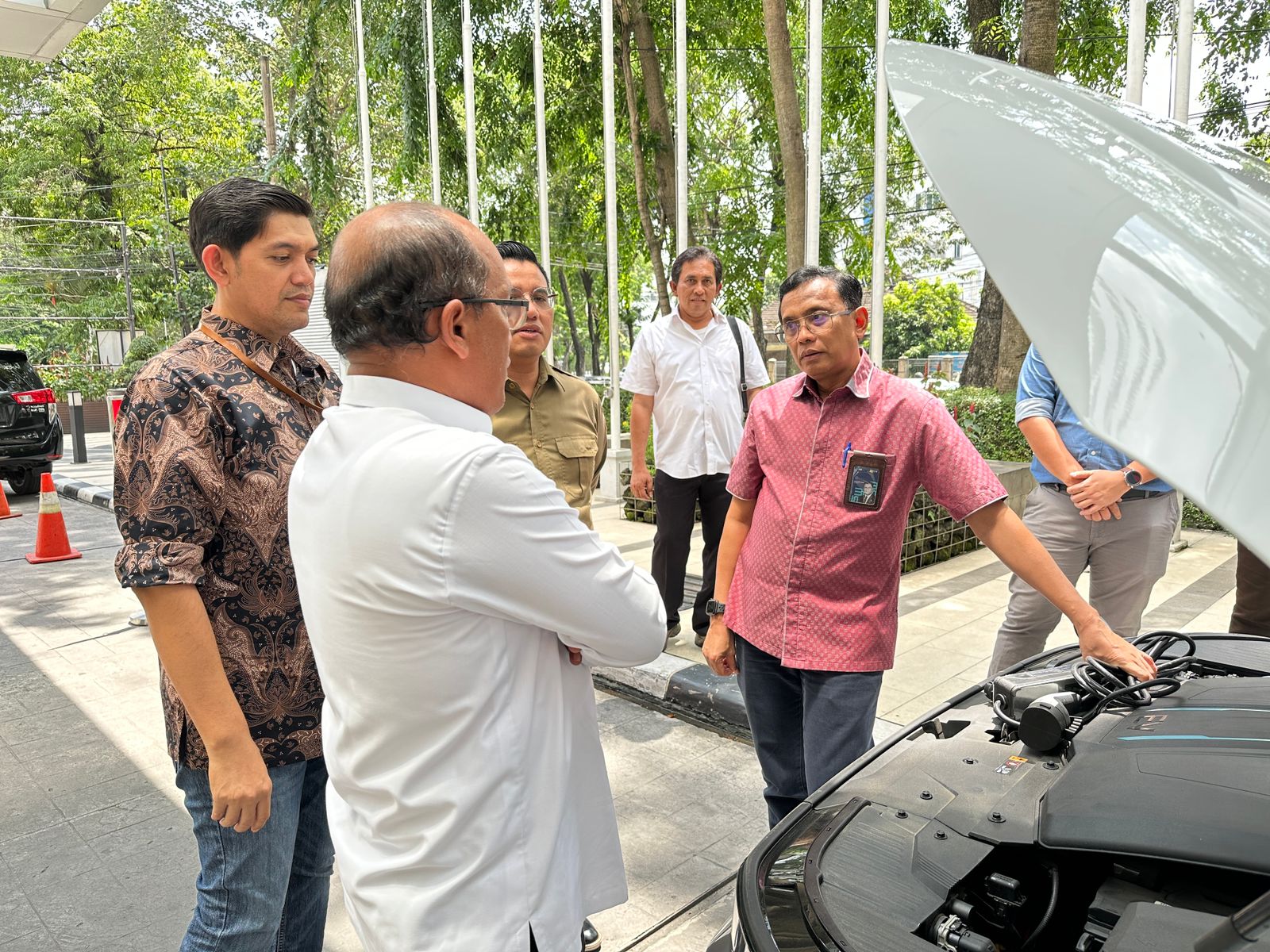 Gelorakan Kendaraan Ramah Lingkungan, PLN Kenalkan Mobil Listrik Ke Stakeholder