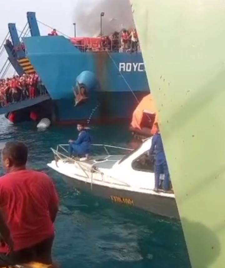KMP Royce 1 Terbakar di Laut Merak Dievakuasi